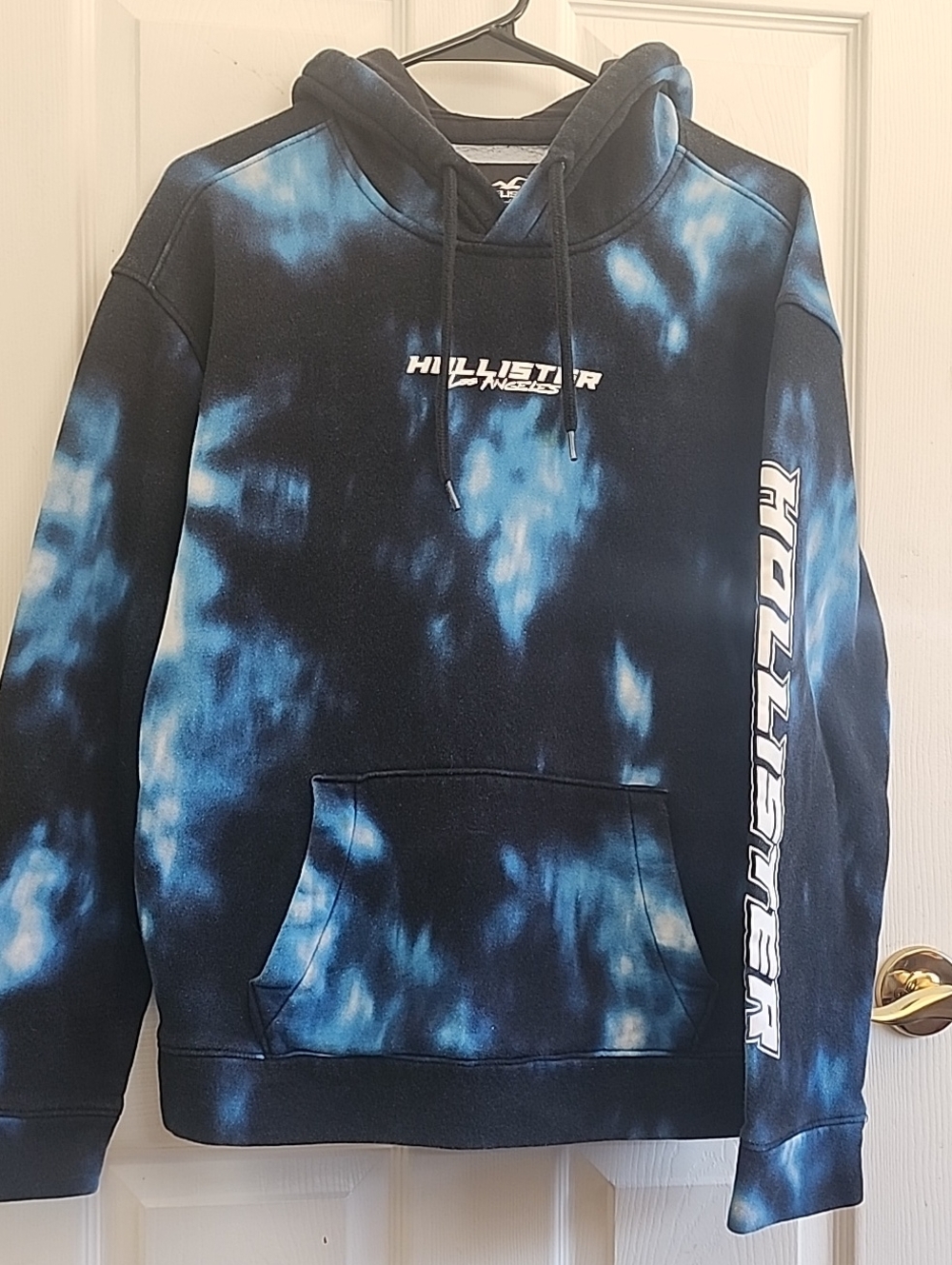 Hollister Men's Black and Light Blue Tie-Dye Hoodie